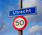 840151 Afbeelding van een plaatsnaambord 'Utrecht' en een 50 km-verkeersbord aan de Koningsweg te Utrecht.